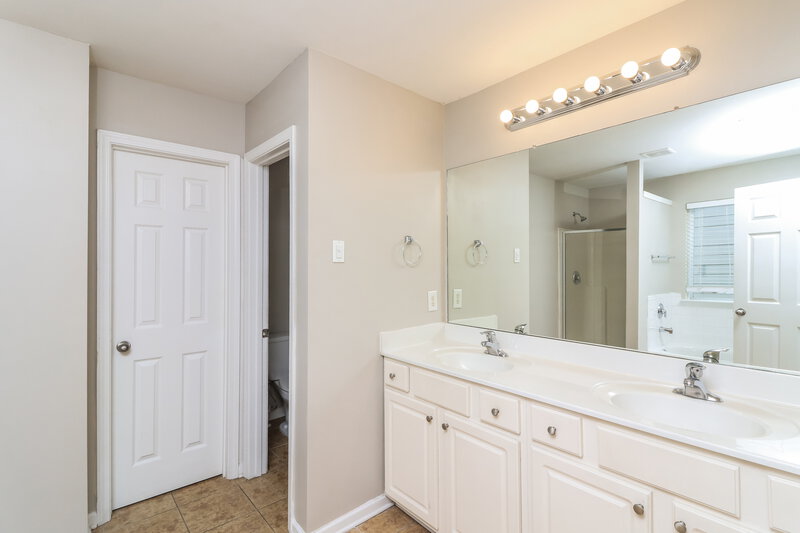 2,170/Mo, 1647 Bradmere Ln Lithia Springs, GA 30122 Main Bathroom View