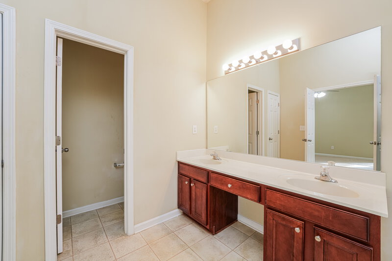 2,200/Mo, 4296 Preserve Trl Snellville, GA 30039 Main Bathroom View