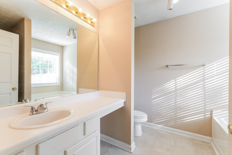 2,290/Mo, 5400 Princeton Oaks Dr Sugar Hill, GA 30518 Main Bathroom View