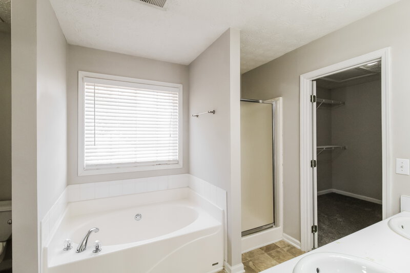 1,970/Mo, 501 Rockingham Ln Loganville, GA 30052 Main Bathroom View