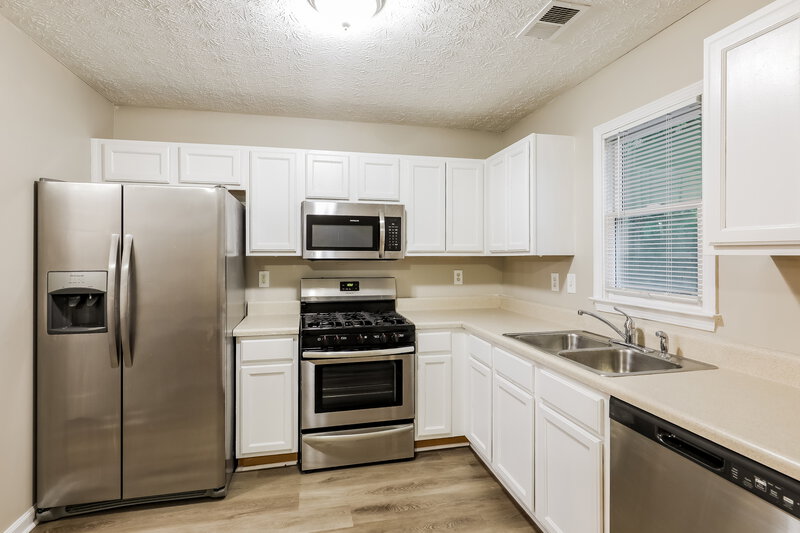 1,675/Mo, 194 Goldleaf Dr Hampton, GA 30228 Kitchen View