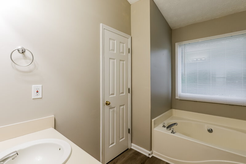 1,675/Mo, 194 Goldleaf Dr Hampton, GA 30228 Main Bathroom View