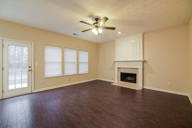 2,010/Mo, 552 The Blvd Newnan, GA 30263 Living Room View