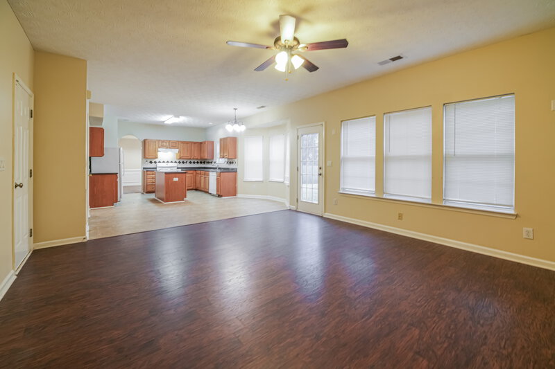 2,010/Mo, 552 The Blvd Newnan, GA 30263 Living Room View 2