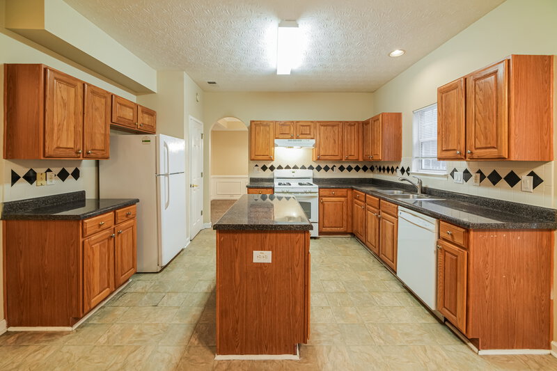 2,010/Mo, 552 The Blvd Newnan, GA 30263 Kitchen View