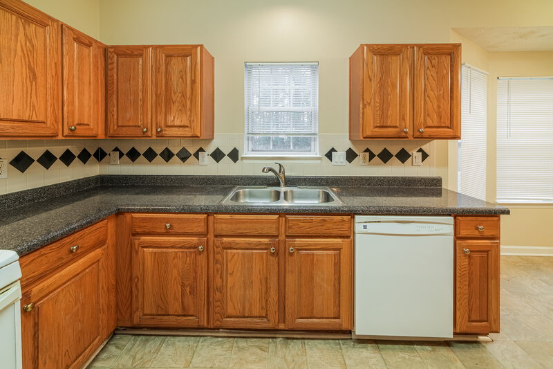 2,010/Mo, 552 The Blvd Newnan, GA 30263 Kitchen View 2