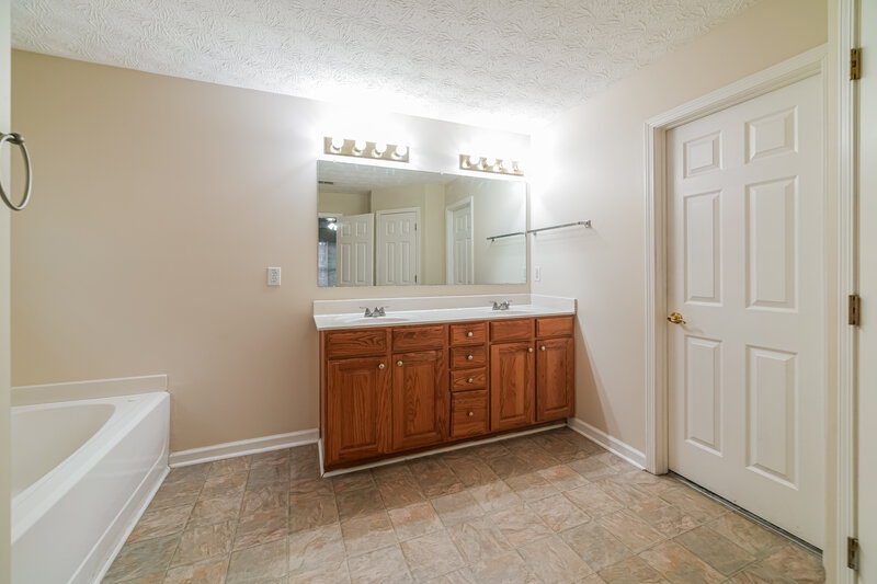 2,010/Mo, 552 The Blvd Newnan, GA 30263 Main Bathroom View