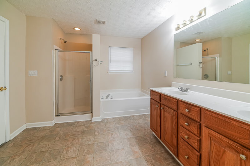 2,010/Mo, 552 The Blvd Newnan, GA 30263 Main Bathroom View 2
