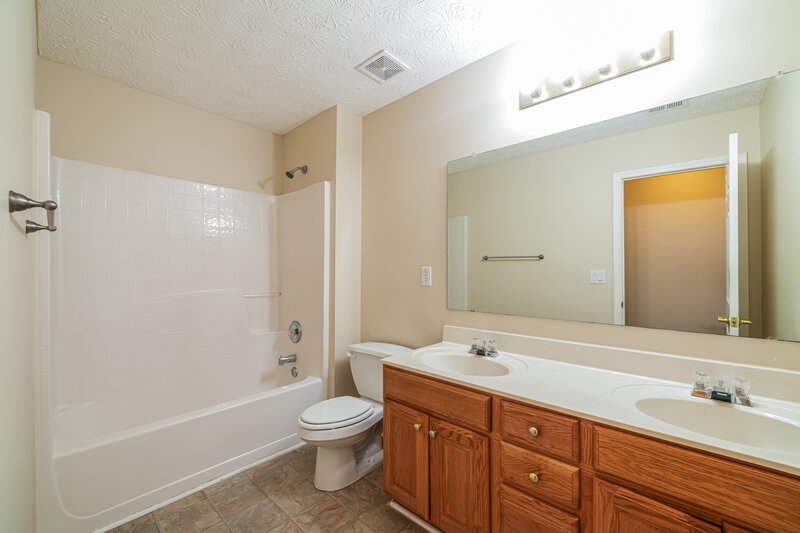 2,010/Mo, 552 The Blvd Newnan, GA 30263 Bathroom View