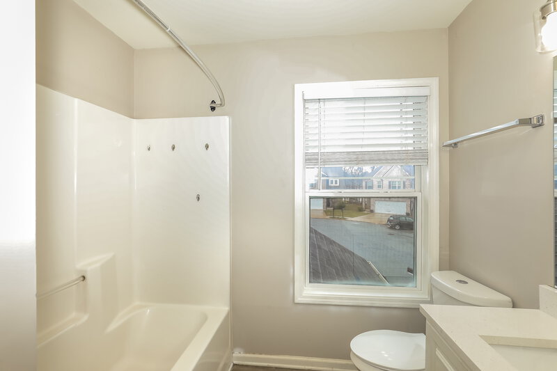 1,900/Mo, 1555 Persimmon Trace Morrow, GA 30260 Bathroom View 2