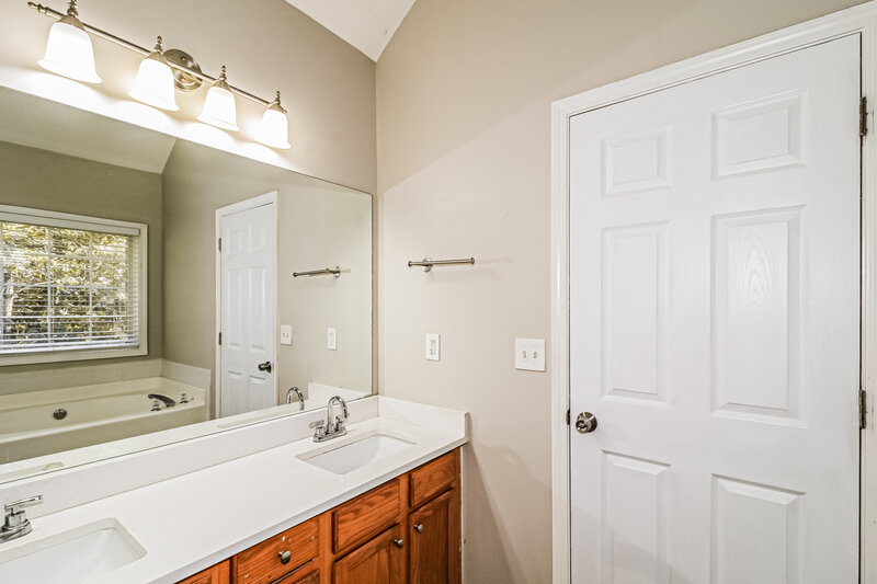 1,970/Mo, 375 Wisteria Blvd Covington, GA 30016 Main Bathroom View