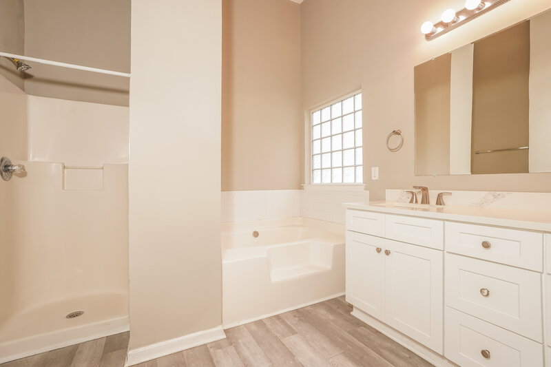 1,855/Mo, 206 Nadia Ct Locust Grove, GA 30248 Main Bathroom View