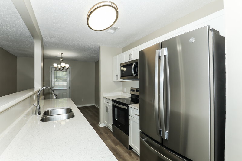 1,720/Mo, 1299 N Hampton Dr Hampton, GA 30228 Kitchen View 2