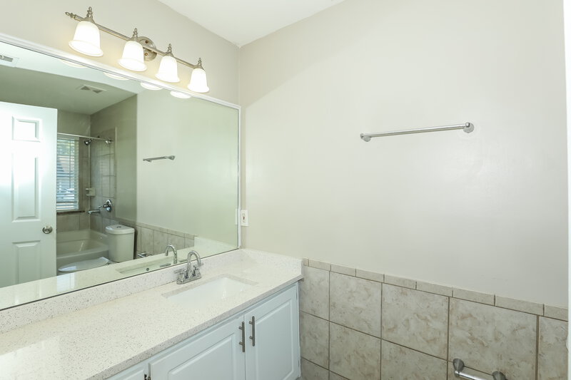 1,720/Mo, 1299 N Hampton Dr Hampton, GA 30228 Main Bathroom View