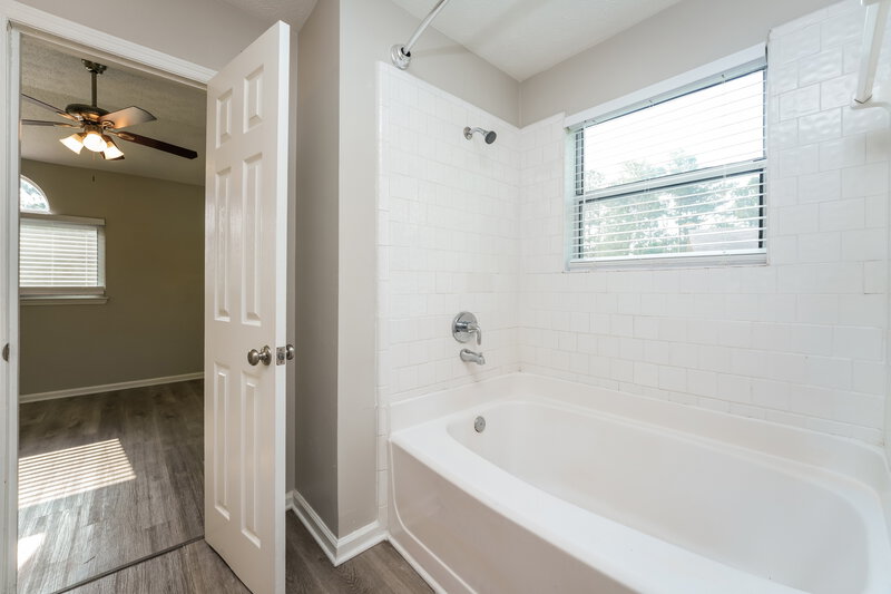 1,890/Mo, 1930 Corners Cir Lithonia, GA 30058 Main Bathroom View 2