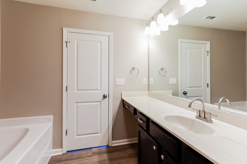 2,230/Mo, 422 Renown Ct Winder, GA 30680 Main Bathroom View