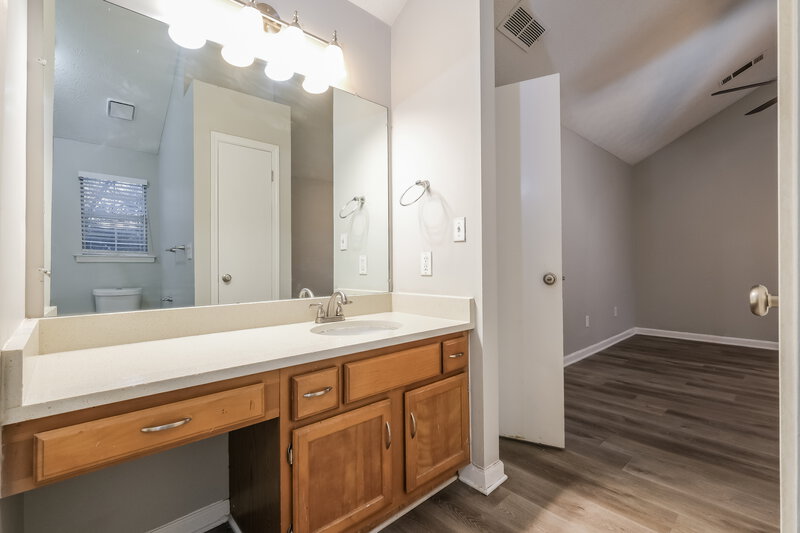 1,900/Mo, 2812 Country Farms Ct Snellville, GA 30039 Main Bathroom View