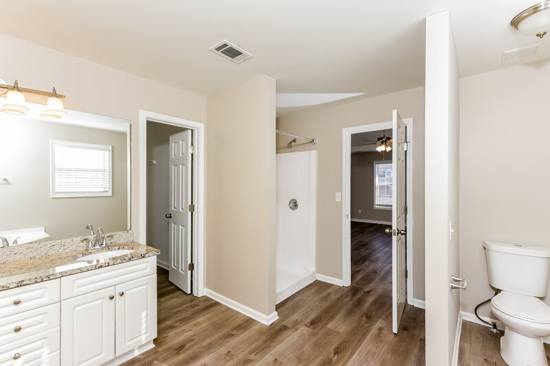 2,690/Mo, 185 Overlook Dr Covington, GA 30016 Main Bathroom View 2