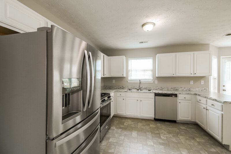 2,125/Mo, 80 Greenway Dr Covington, GA 30016 Kitchen View 2