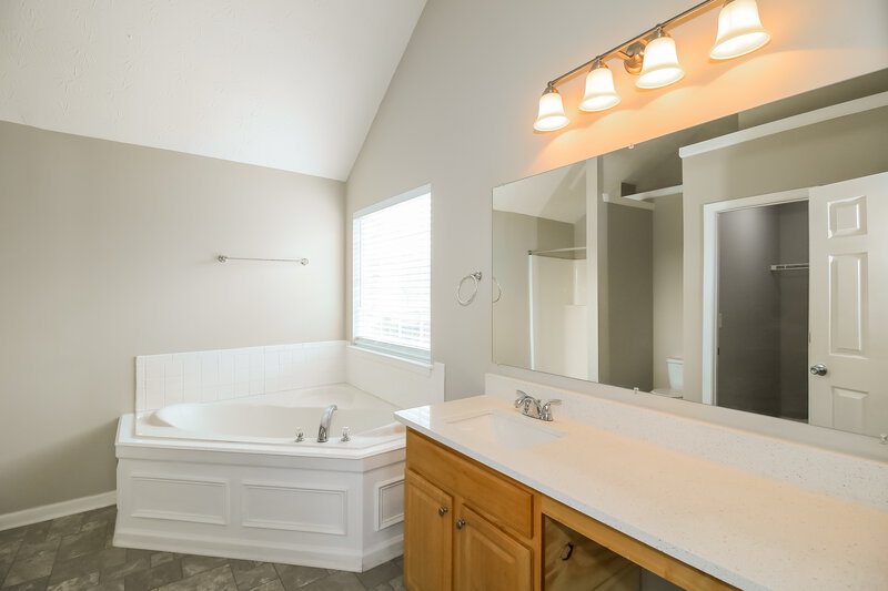 2,125/Mo, 80 Greenway Dr Covington, GA 30016 Main Bathroom View