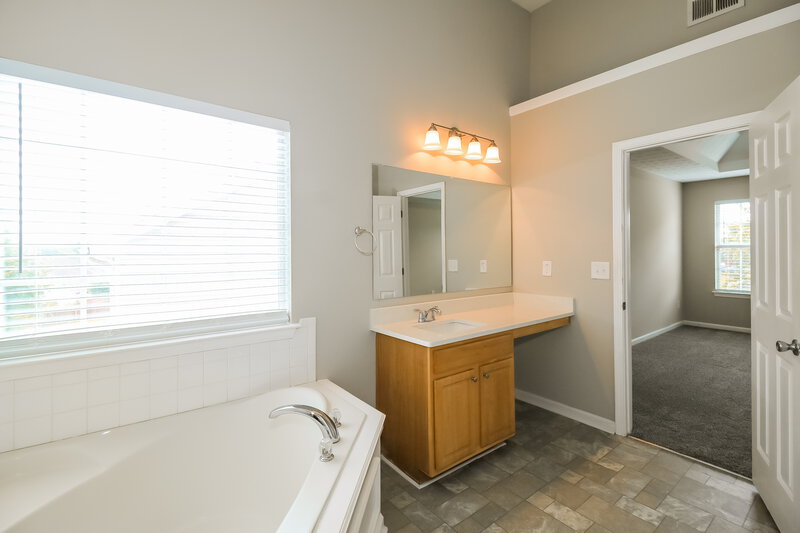 2,125/Mo, 80 Greenway Dr Covington, GA 30016 Main Bathroom View 2