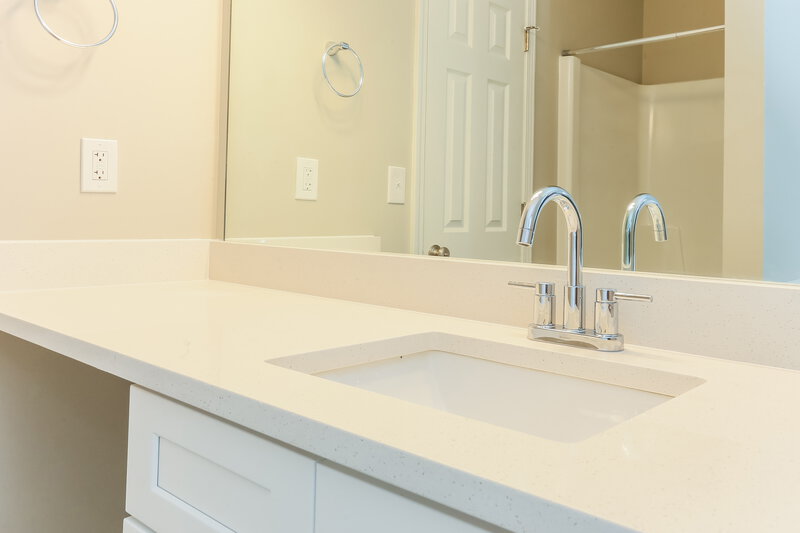 0/Mo, 2555 Greenville Way Decatur, GA 30034 Main Bathroom View