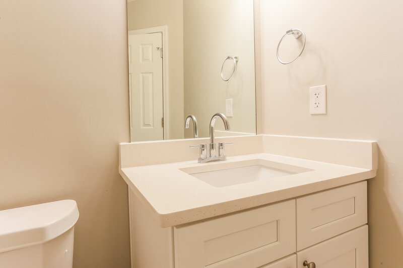 0/Mo, 2555 Greenville Way Decatur, GA 30034 Bathroom View 2