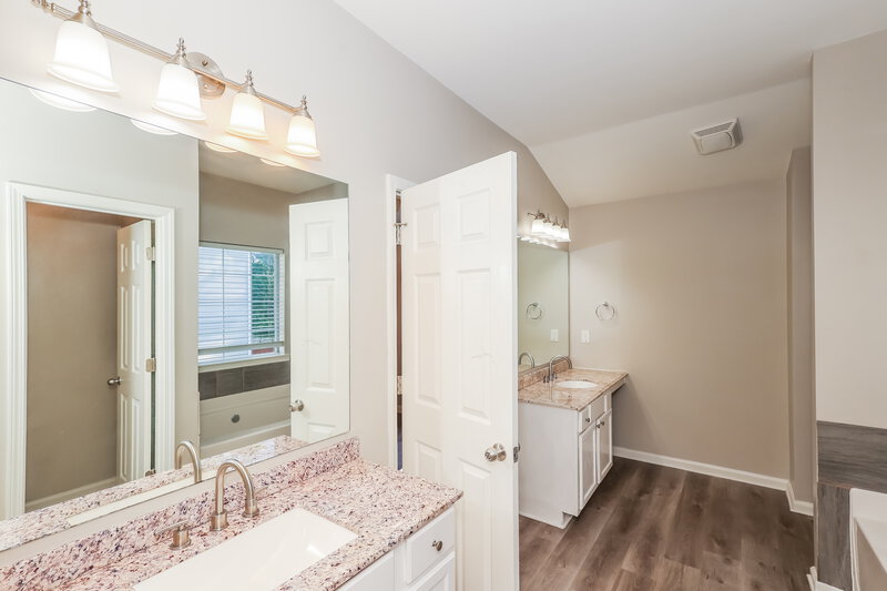 2,445/Mo, 6325 Polar Fox Ct Riverdale, GA 30296 Main Bathroom View