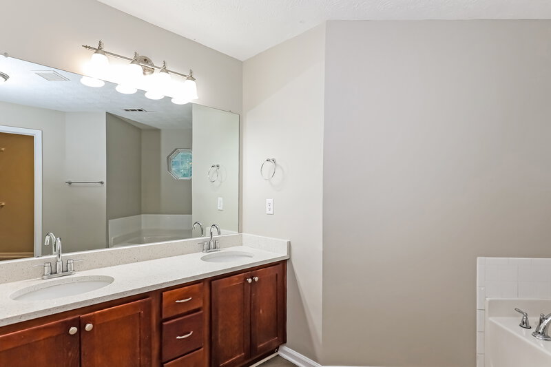 2,180/Mo, 2438 Garnet Ave Riverdale, GA 30296 Bathroom View 2