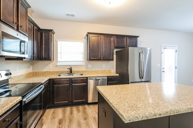 2,335/Mo, 2664 Calvary Dr Hampton, GA 30228 Kitchen View 2