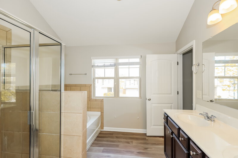2,410/Mo, 520 Dasheill Ln Atlanta, GA 30349 Main Bathroom View