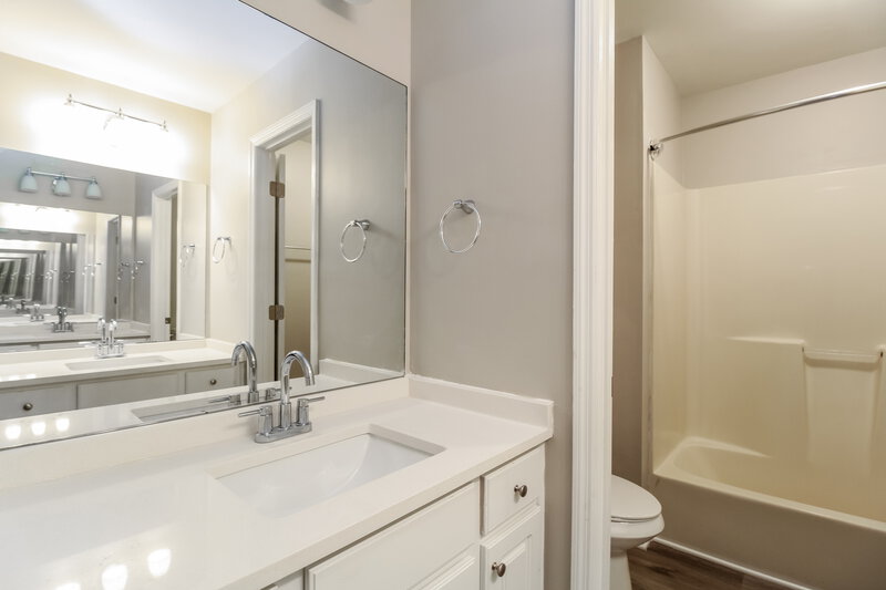 2,480/Mo, 1005 Old Spring Way NE Buford, GA 30518 Main Bathroom View