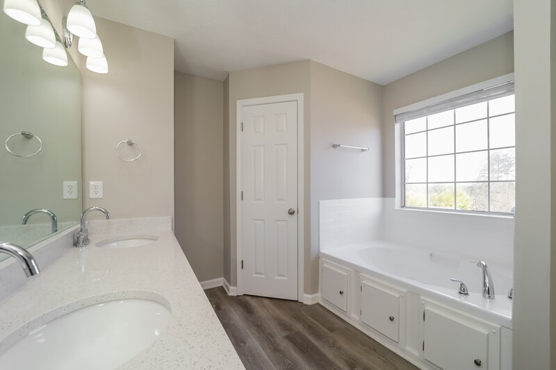 2,370/Mo, 2710 Luke Dr Ellenwood, GA 30294 Main Bathroom View