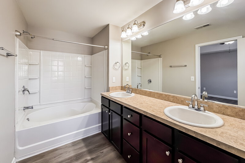 1,850/Mo, 525 Arrowhead Dr Dallas, GA 30132 Main Bathroom View