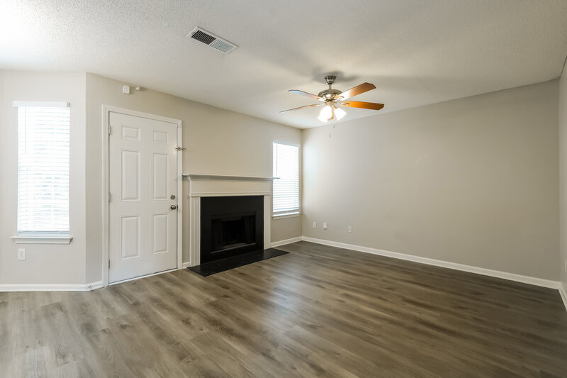 2,665/Mo, 4585 Osprey Ln Decatur, GA 30035 Living Room View 2