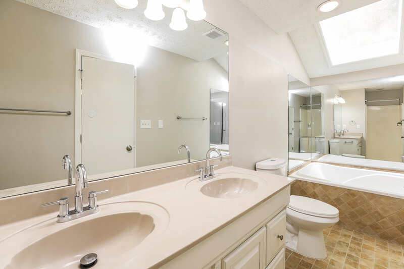2,125/Mo, 6824 Creekwood Dr Douglasville, GA 30135 Main Bathroom View
