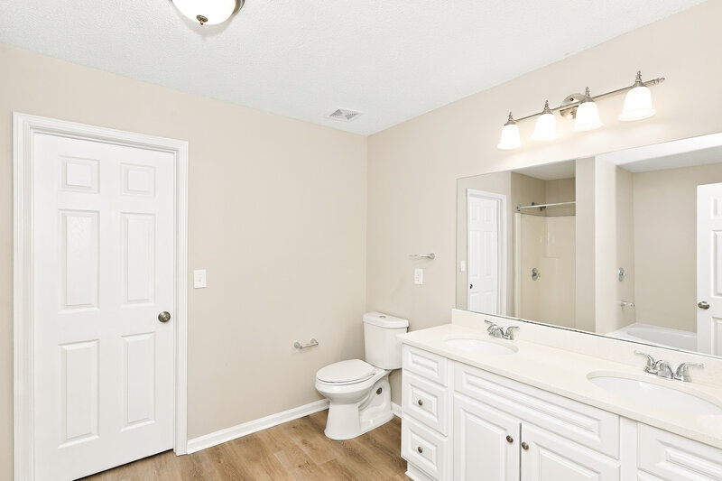 2,110/Mo, 3136 Stream View Atlanta, GA 30349 Primary Bathroom View 2