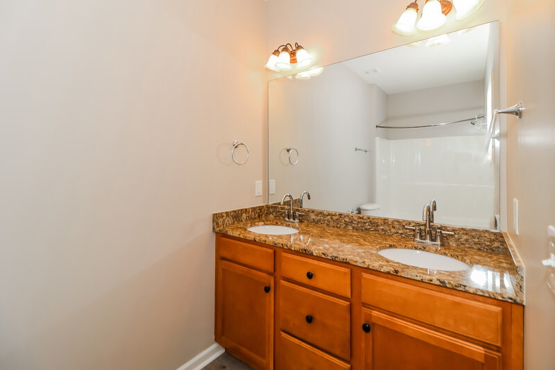 2,190/Mo, 192 Overlook Cir Canton, GA 30115 Main Bathroom View