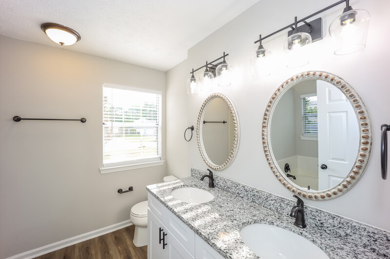 2,115/Mo, 320 Emerald Green Ct Atlanta, GA 30349 Main Bathroom View