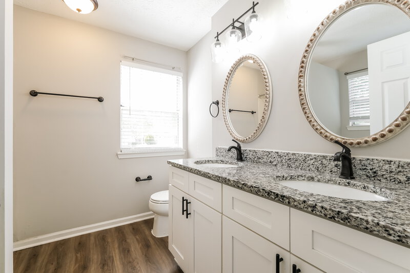 2,050/Mo, 320 Emerald Green Ct Atlanta, GA 30349 Main Bathroom View