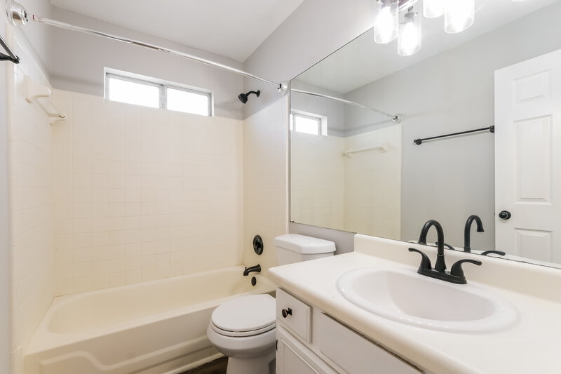 2,050/Mo, 320 Emerald Green Ct Atlanta, GA 30349 Bathroom View