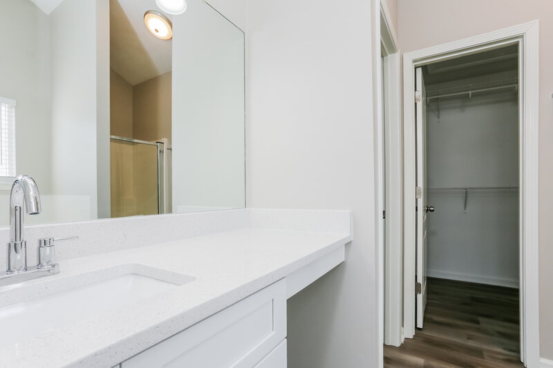 2,100/Mo, 213 Summer Hill Cir Stockbridge, GA 30281 Main Bathroom View