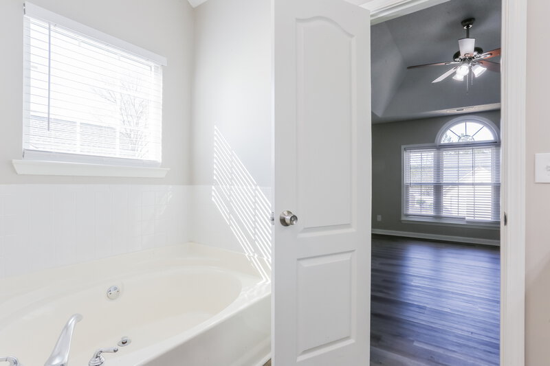 2,100/Mo, 213 Summer Hill Cir Stockbridge, GA 30281 Main Bathroom View 2