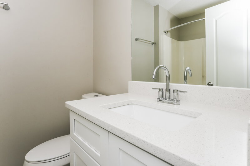 2,100/Mo, 213 Summer Hill Cir Stockbridge, GA 30281 Bathroom View