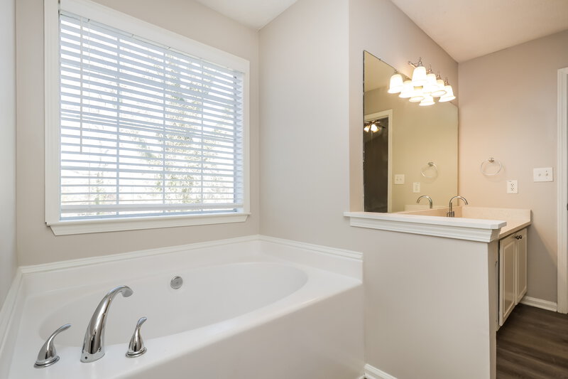 1,735/Mo, 221 Greenleaf Dr Hampton, GA 30228 Main Bathroom View 2