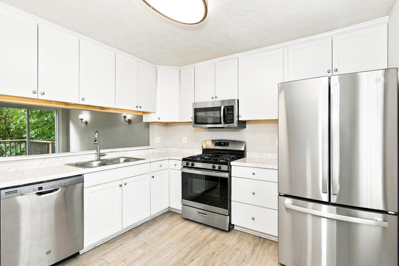 2,105/Mo, 890 Highland Terrace NE Marietta, GA 30066 Kitchen View 2