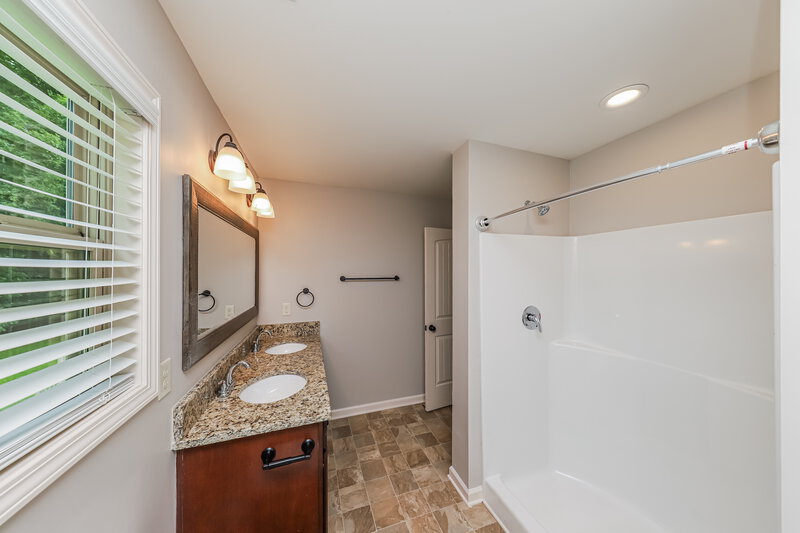 2,315/Mo, 427 Charleston Pl Villa Rica, GA 30180 Main Bathroom View 2