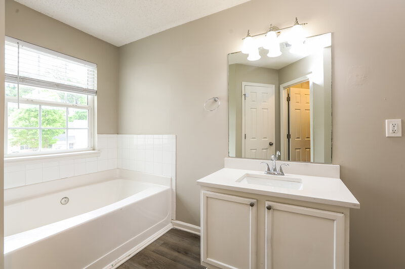 2,005/Mo, 1146 Brookstone Rd Atlanta, GA 30349 Main Bathroom View