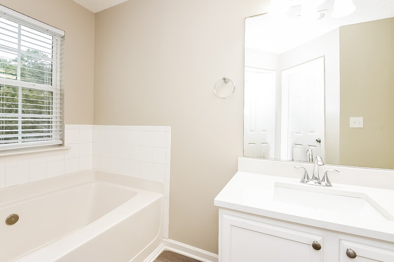 2,130/Mo, 1146 Brookstone Rd Atlanta, GA 30349 Main Bathroom View