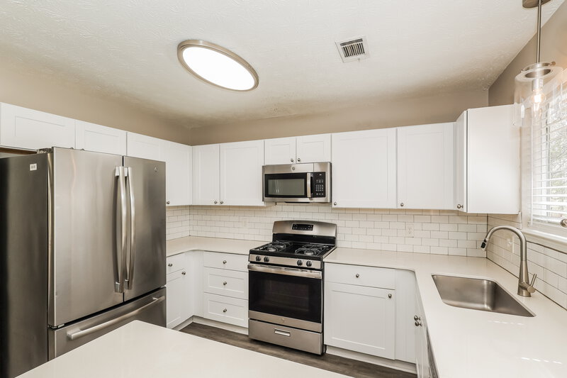 0/Mo, 7943 Taylor Cir Riverdale, GA 30274 Kitchen View 2